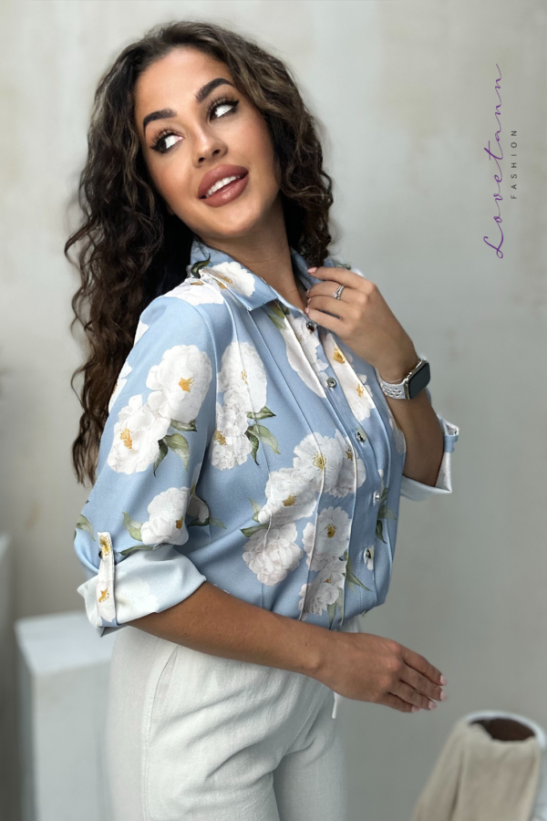 Koszula damska Plus Size z zaszewkami Aurelia Niebieska w Kwiaty by Lovetann